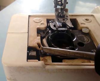 How-do-Sewing-Machine-Bobbins-Work