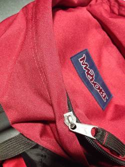 How-to-Get-a-Backpack-Zipper-Unstuck