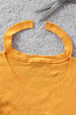 How-to-Alter-a-t-shirt-Neckline