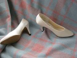 How-to-Bleach-Satin-Shoes-White