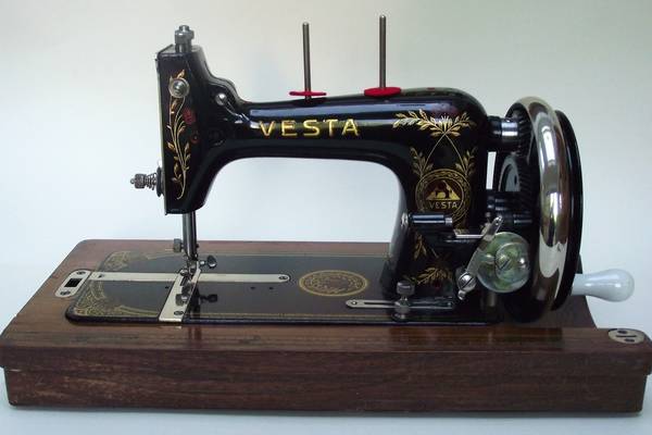 The-Antique-Vintage-Vesta-Sewing-Machine-(Value,-Dating) (2)