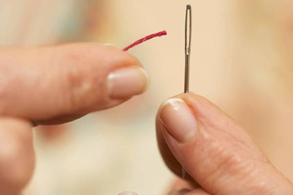 DIY-Sewing-Needle-Alternative-How-to-Sew-Without-a-Needle