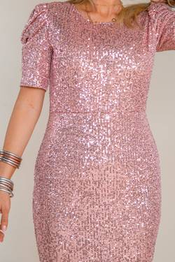Stop-Sequin-Dress-From-Scratching